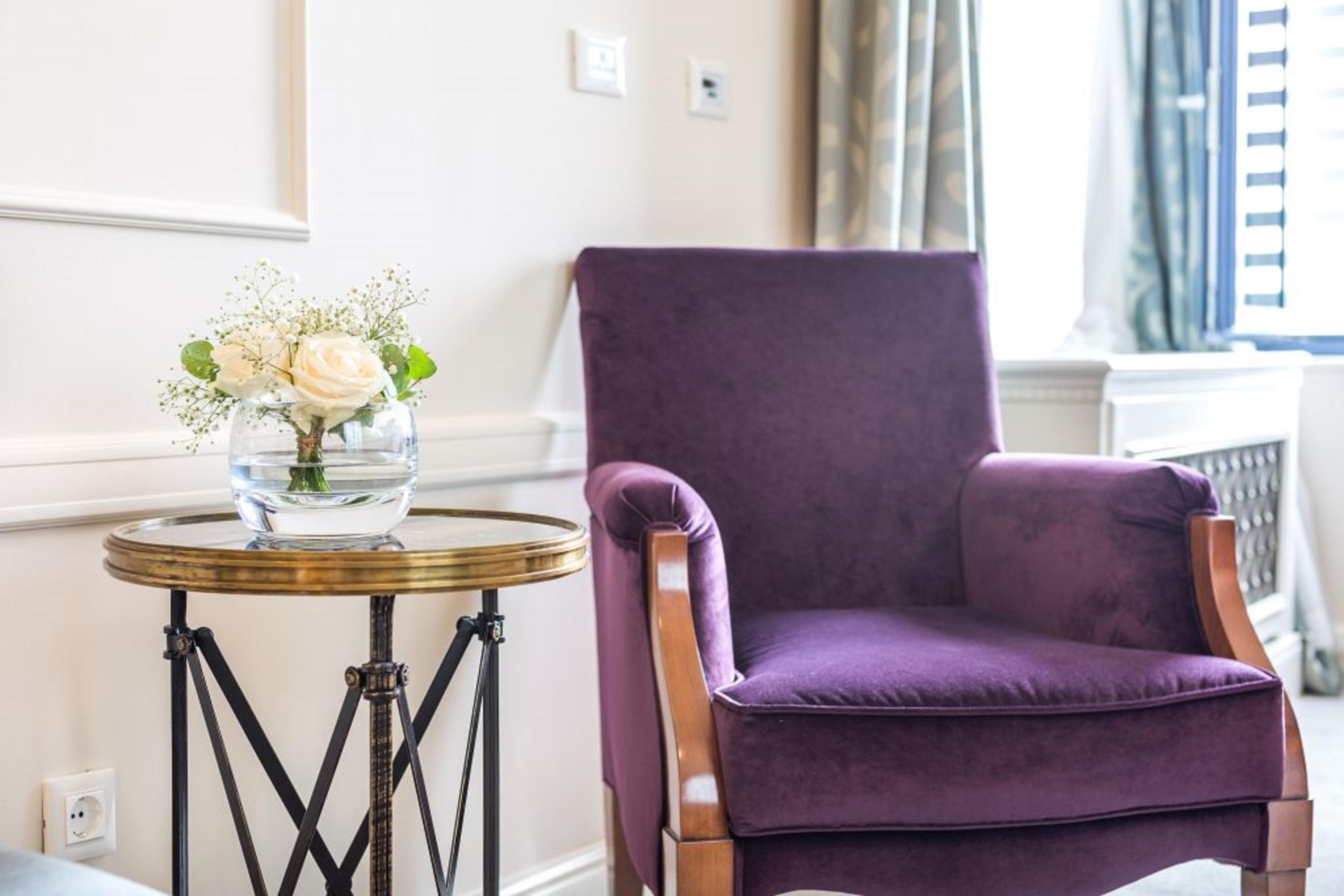 Hotel Park Split Exterior photo A purple armchair