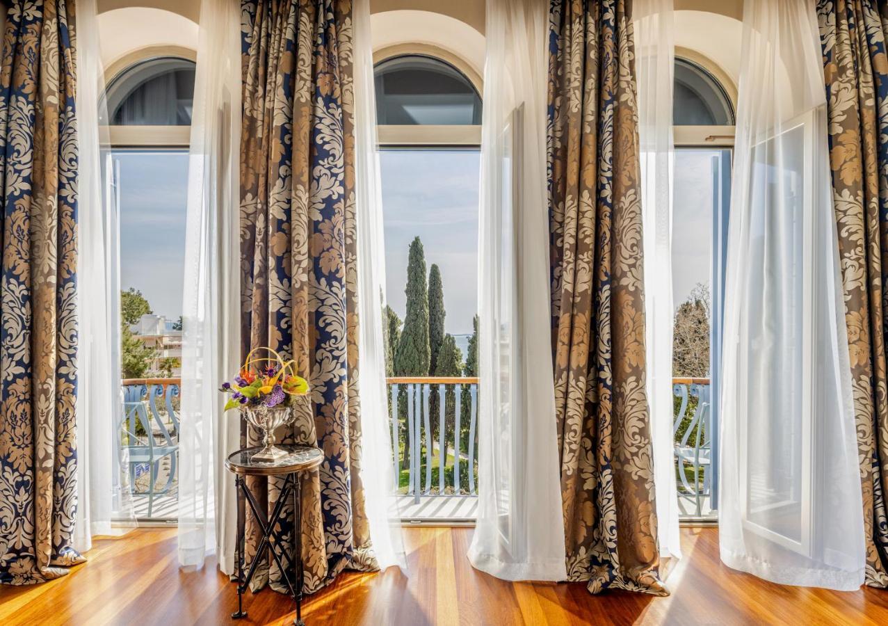 Hotel Park Split Exterior photo Curtains