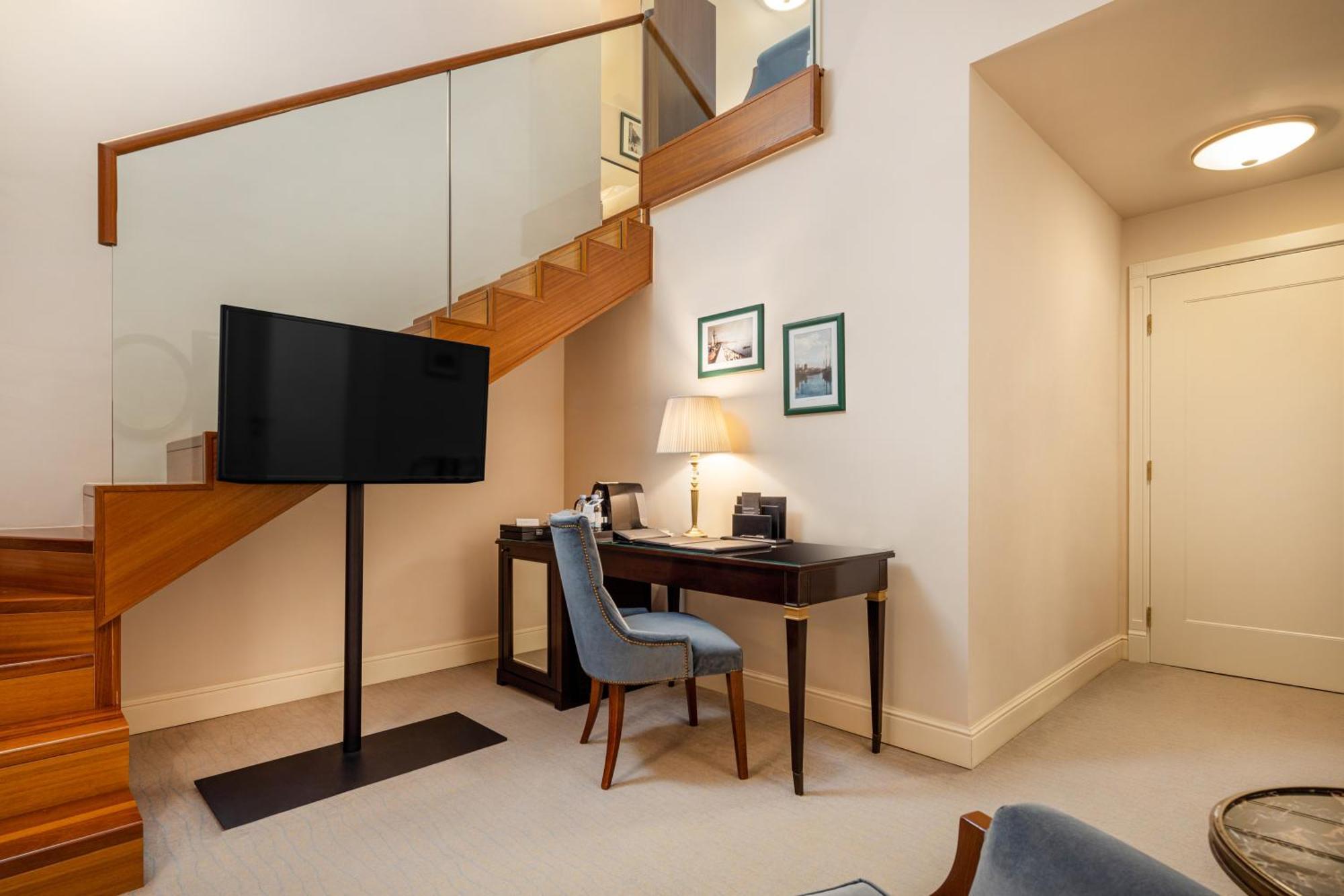 Hotel Park Split Exterior photo A TV stand